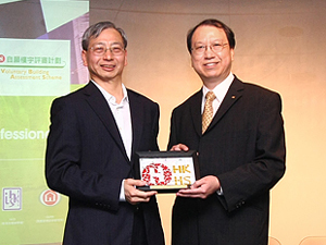 Presentation of souvenir to guest speaker Mr. Tsui Ho, Patrick (Chief Building Surveyor of Buildings Department) by Mr. Jacky Ip