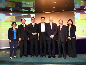 Mr. Jacky Ip (Left 3), Mr. Kenneth Yun (Member of Hong Kong Quality Building Assessment Panel and Chairman of Technical Advisory Sub-Committee)(Center) and Representative of Buildings Department and Hong Kong Housing Society
