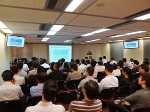 香港房屋協會總經理(保養)周幹文先生介紹「自願樓宇評審計劃」 