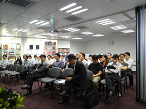 香港房屋協會總經理(保養)周幹文先生於講座中介紹「自願樓宇評審計劃」  