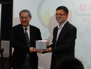 英國皇家特許測量師學會香港建築測量及項目管理專業組主席彭偉文先生(右)致送紀念品予周幹文先生 
 